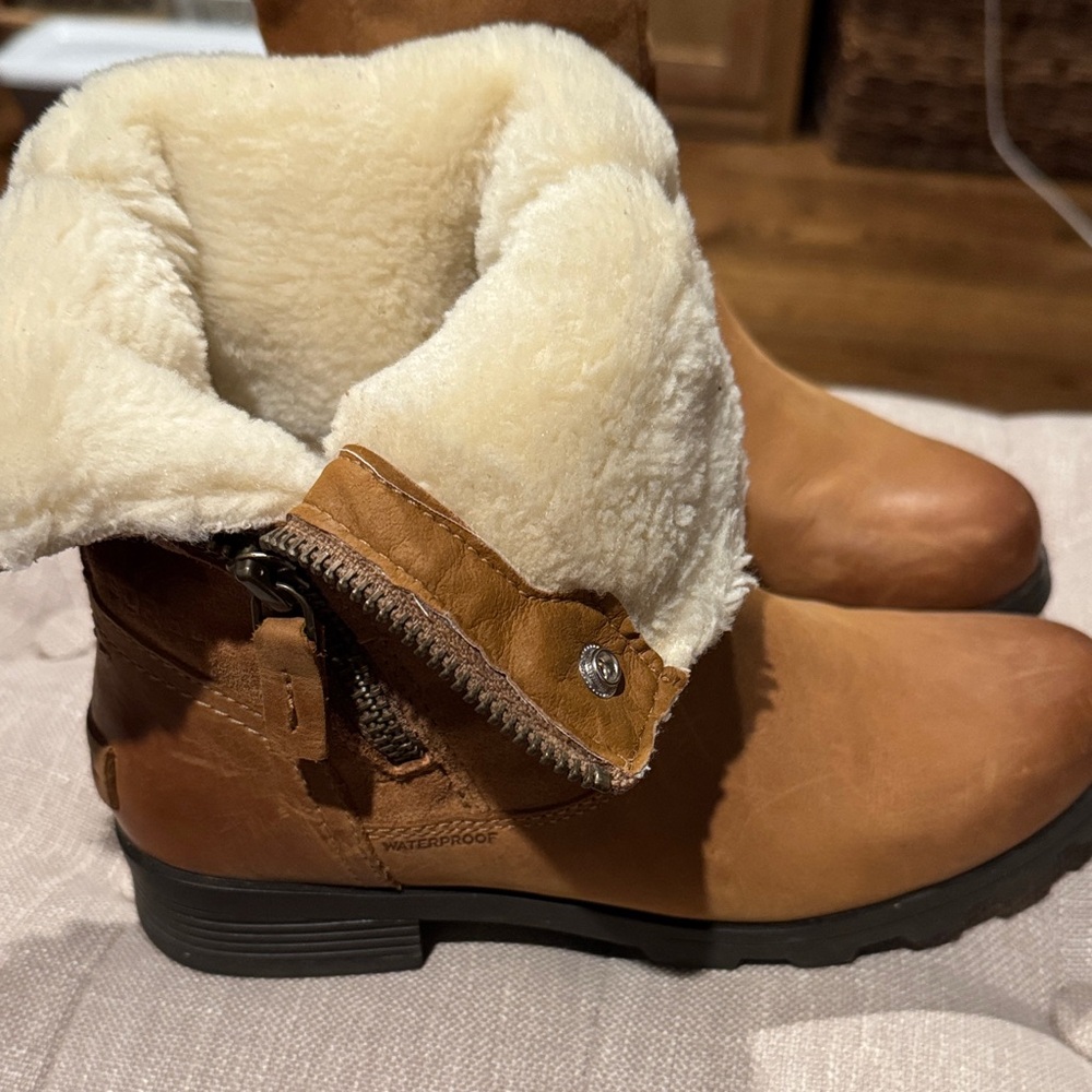 SOREL. Emelie style Tan Shearling-Lined Waterproof Boots, Size 7, NWOT